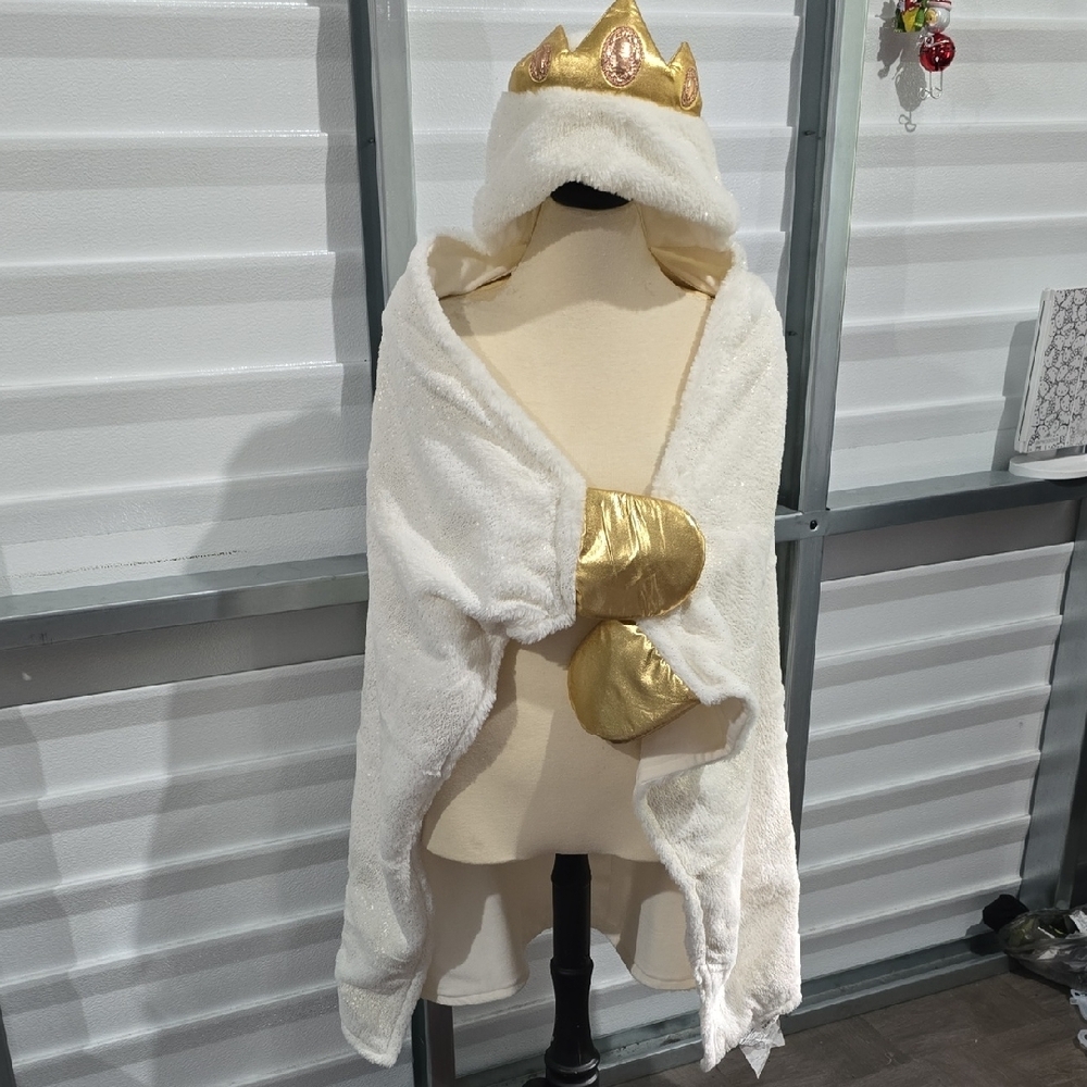 Pillowfort Princess Hooded Blanket NWOT White And‎ Gold